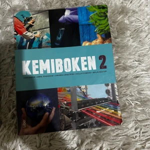 Kemiboken 2 - En modern och färgstark kemibok med spännande bilder från laborationer, industri och vardagsliv. Perfekt för dig som vill förstå kemi på djupet och få inspiration till studier och experiment.