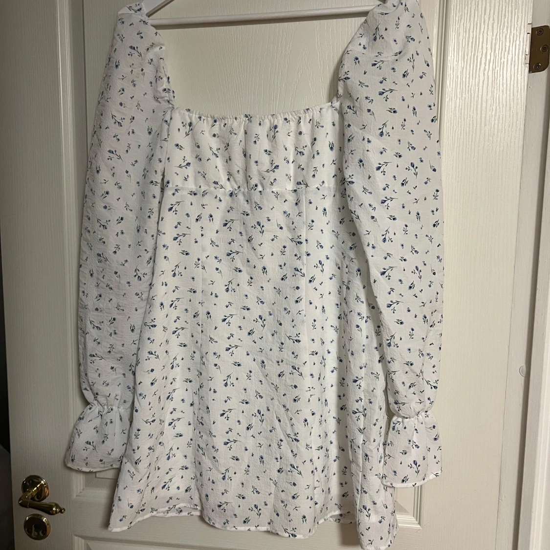 Vit blommig kortklänning med långa ärmar - 1