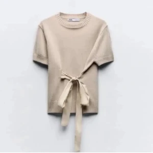 Beige stickad tröja med knyt från Zara - Intressekoll på min sjukt eftertraktade knyt topp från Zara, aldrig anvönd men lappen är bortklippt❤️ kom gärna med prisförslag säljer inte för under 500kr❣️ är utomlands tom 23/7 så köpt ej innan det, kan reservera för 50kr❤️