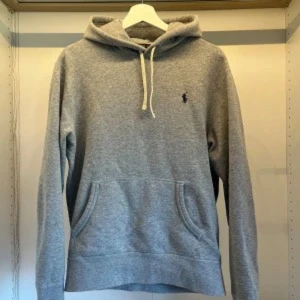 RALPH LAUREN HOODIE - RALPH LAUREN HOODIE | Storlek M på tagen men sitter mer som en S | Tröjan är i mycket bra skick och nästan aldrig använd | Snörena är borttagna | Skriv vid fler frågor 