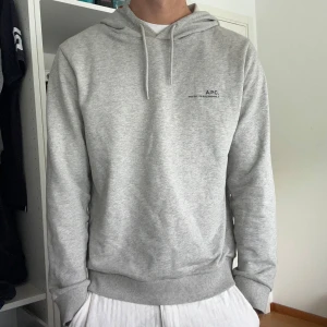 APC HOODIE i storlek M - APC HOODIE i storlek M | Tröjan är i ett mycket bra skick och sparsamt använd | Skriv vid frågor eller bilder. 