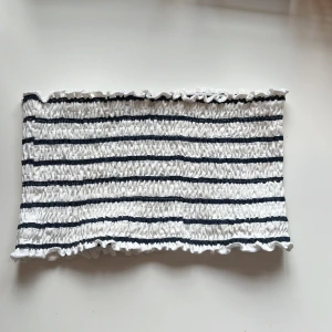 Randig topp/ bikiniöverdel - Utan band, väldigt elastisk/töjbar. Man kan ha med eller utan bh under eller som bikini. 