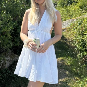 Vit puffig klänning  - Använd 1 gång. Som ny.