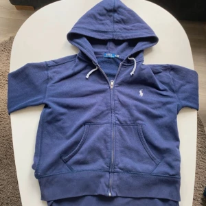 Ralph Lauren zip tröja - Skicket är mycket bra 10/10 | Storlek: XS | Riktigt clean basic zip tröja från Polo Ralph Lauren! Priset kan diskuteras vid snabb affär🌟