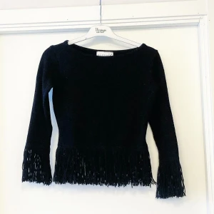 🍒Vintage y2k tröja med fransar🍒 - 🍒FAB FRINGE🍒Trendig slätstickad tröja i lite kortare modell med fransar och trekvartsärm. Använd få gånger, så skick som ny. Snygg stylad till vårens outfits!🍒 