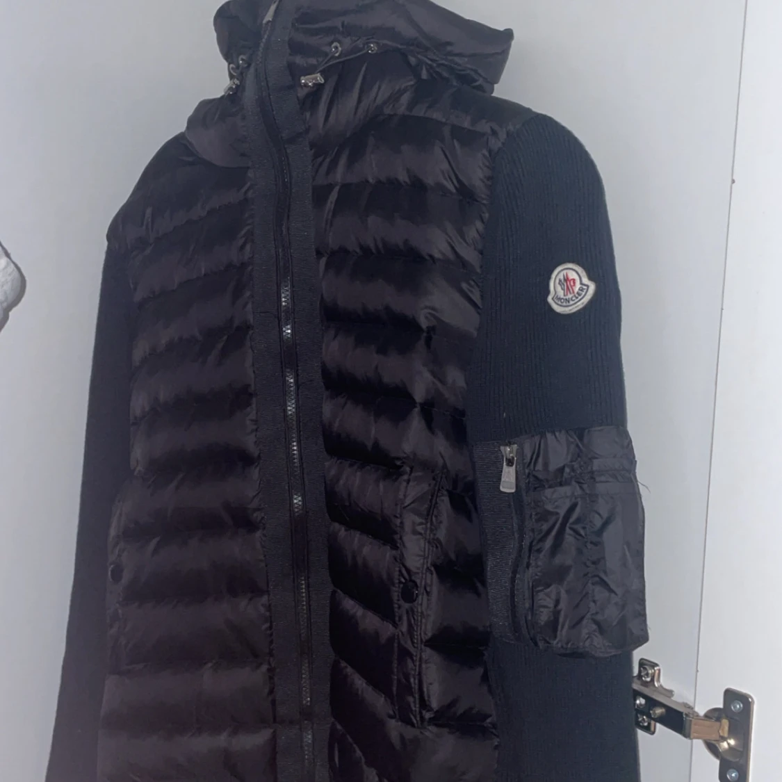 Svart Moncler pufferjacka med huva