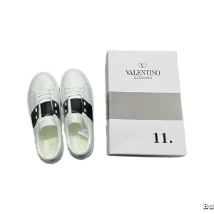 Valentino Open skor - Tja, säljer mina valentino Open skor som är helt oanvända, med köpet tillkommer alla orginal tillbehör. Dessa skor är 100% äkthetscertifierade och ett par riktigt stilrena och vardagliga sneakers! Nypris på Valentinos hemsida ligger på 7280kr och jag har nu möjligheten att släppa dessa endast för 3199kr riktig king kong affär, vid frågor eller liknande kontakta mig! KVITTO TILLKOMMER I KÖPET!!