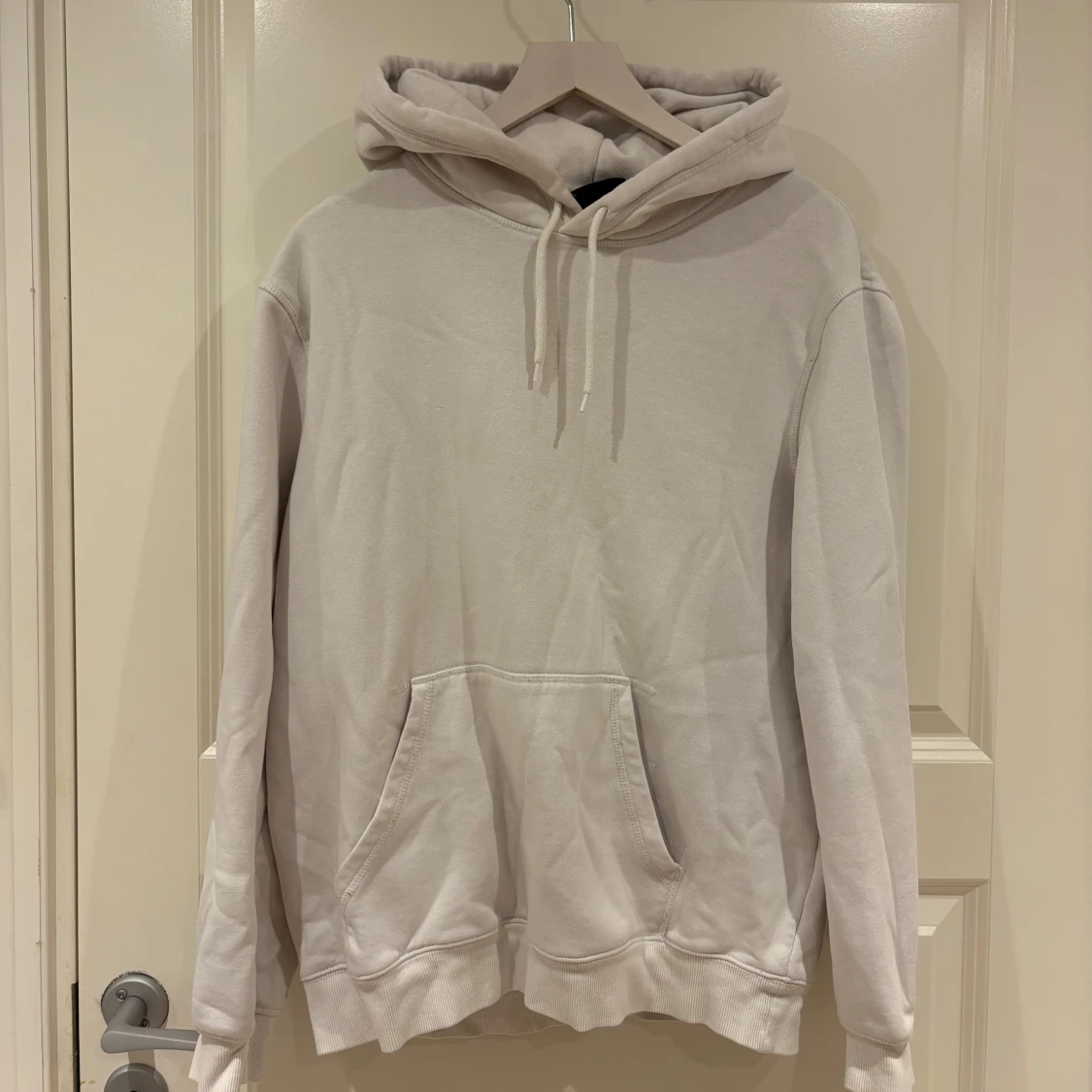 Beige hoodie med huva och ficka