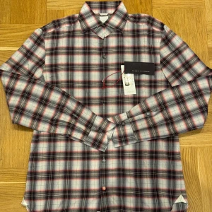 HELT NY skjorta från Jacob Cohen Stl M - Säljer denna Jacob Cohen skjorta, tillverkad i bomull och handgjord i Veneto, Italien. Perfekt för dig som gillar stilrena och tidlösa plagg. HELT NYTT MED TAGS. Högt nypris. Storlek 49 vilket är ungefär M.