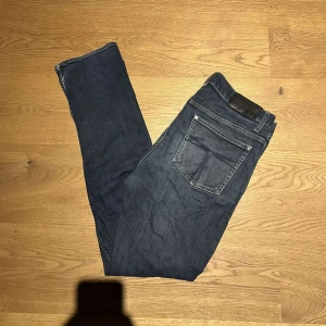 Blå tiger och Sweden jeans - Tja säljer mina blåa tiger of sweden jeans. Dom är i bra skick och är storlek 32/32, modellen är Iggy som är slimfit i passformen. skriv om du har någon fundering