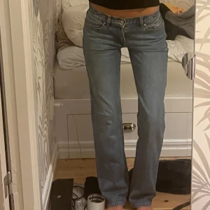 Blå lågmidjade jeans - Ett par jeans från Abrand jeans i modell ”Low straight”. Knappt använda och ser ut å vara i nyskick! Storlek w25. Säljer eftersom jag har för många jeans. För mer frågor tveka inte med att skriva!💖