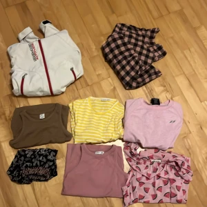 Barnkläder - Säljer barnkläder i storlek 134/140. Om ni är intresserade av något/några plagg så bestämmer vi ett lämpligt pris tillsammans. (Inga stora summor) paketpris:120