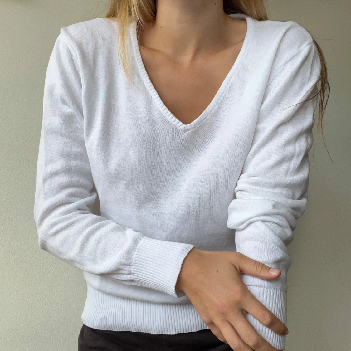 Vit v-ringad stickad tröja - 2