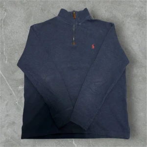 Ralph Lauren Half Zip - 📍Storlek:S  💪🏽Skick:Ny utan prislapp   📐Mått: Längd:64cm Axelbredd:44cm  📎Material:100%bomull:  📦Skickar alltid inom 24h  💸Köp fler plagg för att få billigare pris  ✅Äkthetsgaranti