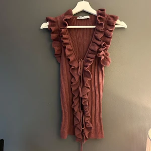 Volangtopp från Zara - Säljer denna super snygga Zara toppen med volanger. Är en storlek M men liten i storleken så passar även en S. Använd fåtal gånger 🥰🥰🥰