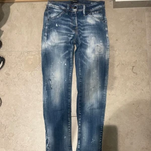 Jack & Jones jeans - Säljer nu dessa unika Jack & Jones jeans i modellen slim Glenn. Storlek 29/30 ! Hör av dig vid fårgor, pris kan diskuteras vid snabb affär