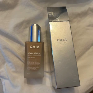 CAIA DEWY DROPS 20W - Säljer nu deras serum foundation, testad en gång med en droppe på handen så inte rört själva produkten. Färg 20W- Ljus med varm underton. 