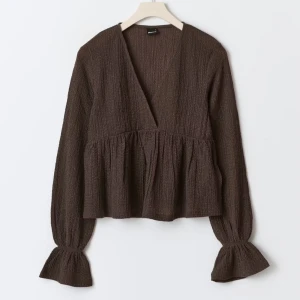 Brun blus med volangärm och v-ringning - Säljer en supersöt brun blus från GinaTricot då den inte kommer till användning längre!🤎