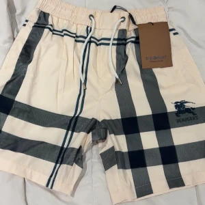 Burburry shorts  - Säljer denna då den är för liten. Fraktar runt hela Sverige 