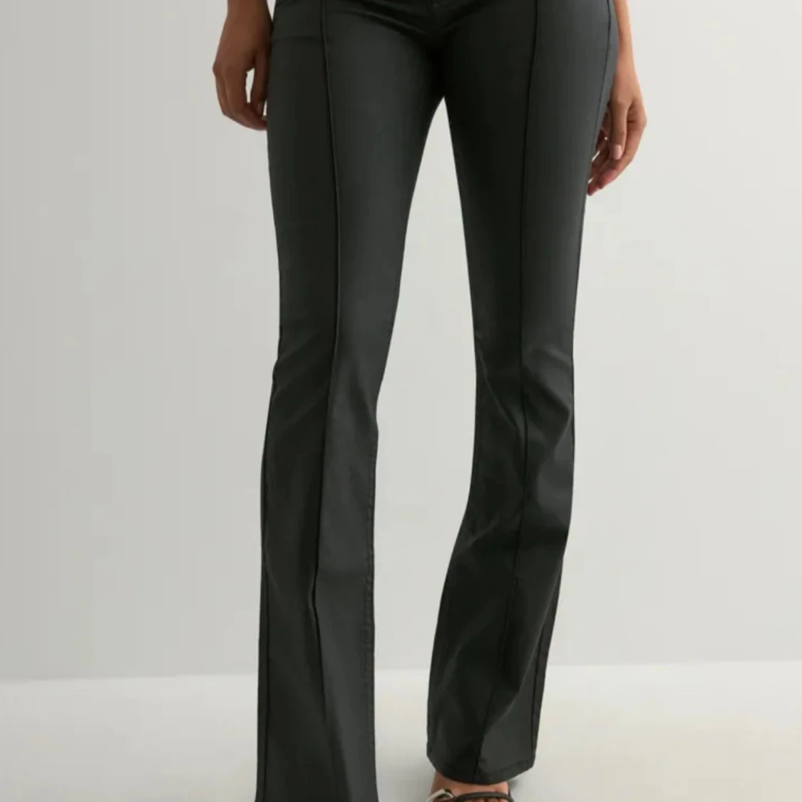 Svarta bootcut byxor i syntet