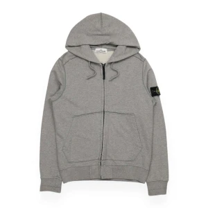 Stone Island - Säljer denna feta zip hoodie från stone Island i storlek S. Inga skador eller fläckar, mycket bra skick. Skriv till mig om du vill ha fler bilder! Pris kan diskuteras! Skriv till mig om du har någon mer fråga!