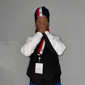 Moncler Mössa&halsduk set - One size. Både mössan&halsduken ingår.helt ny.fin replika med grym kvalitet. Pris: 650kr. Först till kvarn. Skickas direkt inom 24h