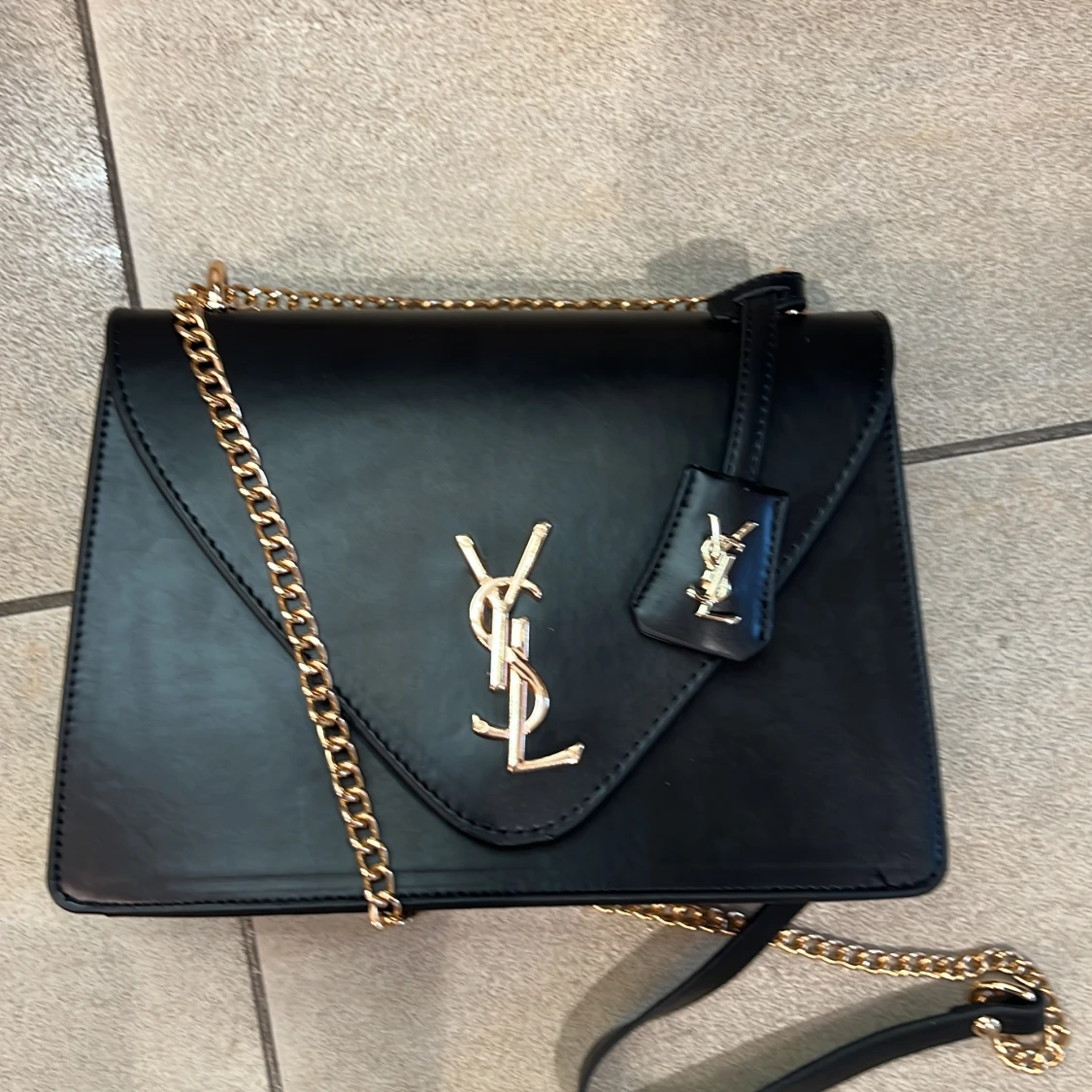 Brun quiltad axelväska med nitar - 4