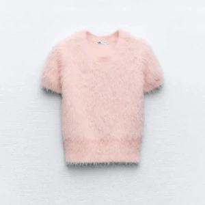 Rosa stickad tröja - Snygg tröja i ett mjukt material, knappt använd!!💞💞