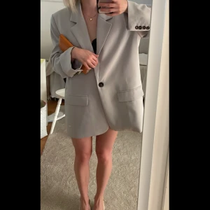 Kavaj - Ljusgrå kavaj😊