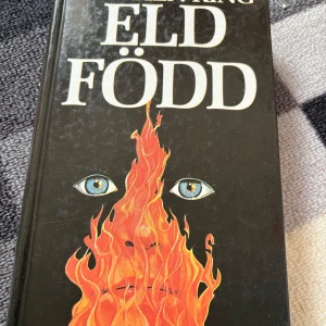 Eldfödd - En spännande och skrämmande berättelse om Charlie, en ung tjej med övernaturliga krafter som kan tända eld på saker med tanken. Hennes förmåga gör henne till måltavla för hemliga agenter och sätter igång en fartfylld jakt genom USA. Perfekt för dig som gillar nervkittlande historier!