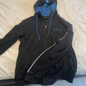 Hugo boss dress - Hugo boss tröja med byxa strl S kan köpas separat 500kr/st annars 800kr. Inget prut, priset är 800kr och skicket är mycket mycket bra knappt använda.