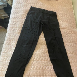 Svarta linnebyxor från lager 157 - Svarta linnebyxor med fickor fram