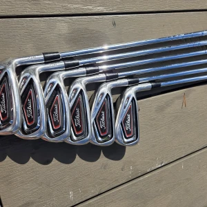 Blandat golf set. - Här har vi golfklubbor, en golfkeps och en golfbag från märken som Titleist, taylormade och Cobra. Perfekt för dig som vill ta din golf till nästa nivå och se proffsig ut på banan! Utrustningen passar både nybörjare och dig som vill utvecklas inom sporten. Järn 5-p 1 driver+1 keps på köpet plus en golf vagn. Kepsen är såld. diskutera priset