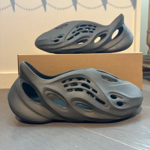 Adidas YEEZY Foam RNR Carbon - Säljer ett par lite använda Adidas YEEZY Foam RNR Carbon i storleken EU 44
