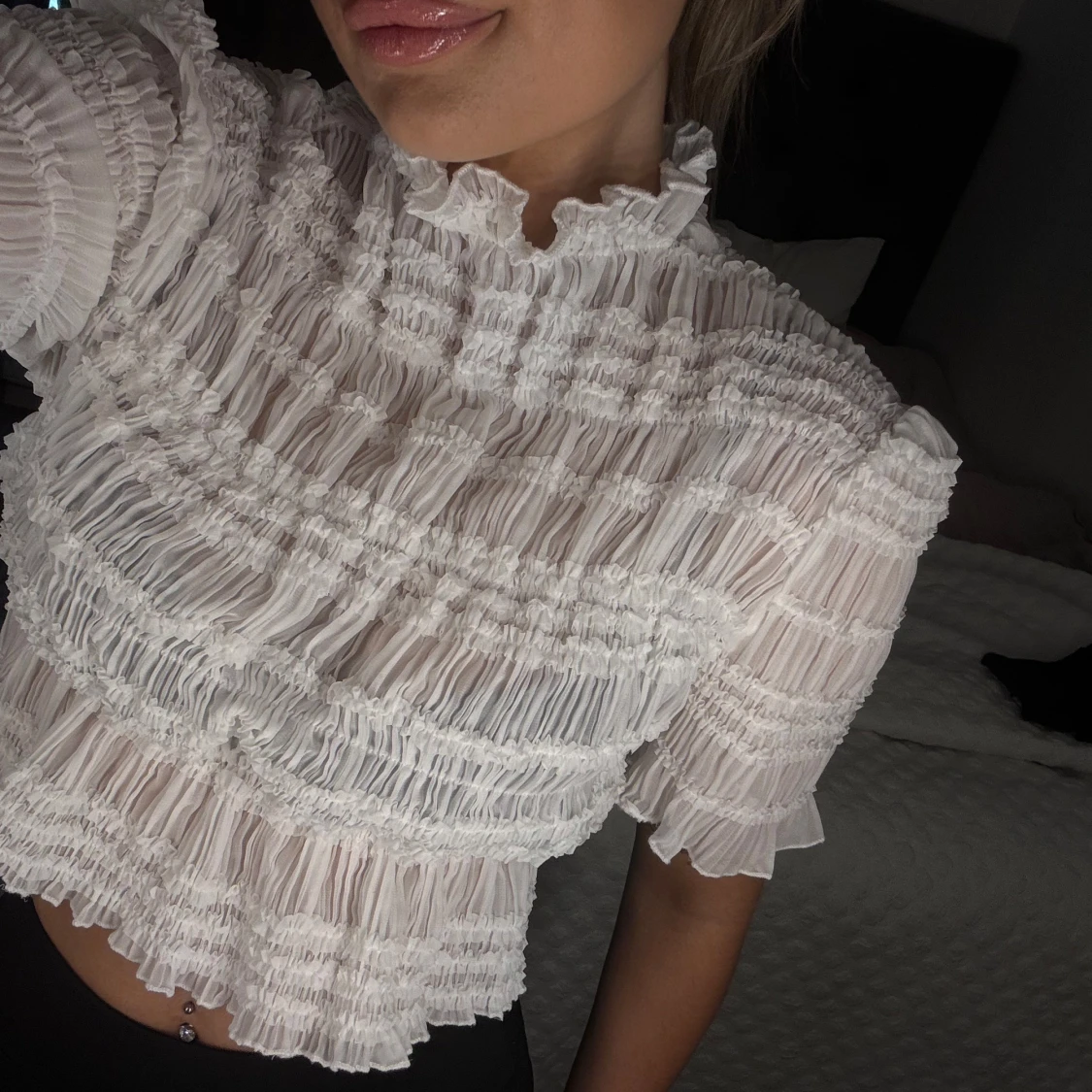 Vit volangig blus med kort ärm