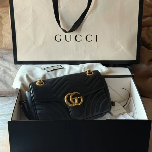 GG marmont small shoulder bag - GG marmont small shoulder bag. Endast använd fåtal gånger, fräsch och i ett mycket bra skick. Bilderna är rättvisa. Allt synligt på bilderna medföljer, påse, låda, mm och skickas i en säker kartong. Mitt pris: 16000.                                                Nypris: 24000kr Vid frågor eller funderingar tveka inte på att höra av er till mig!