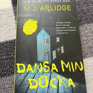 Dansa min docka - En spännande och gastkramande deckare om kriminalkommissarie Helen Grace. En ung kvinna vaknar i en fönsterlös källare och blir en marionett i en okänd mans händer. Perfekt för dig som gillar nervkittlande mysterier och mörka berättelser.