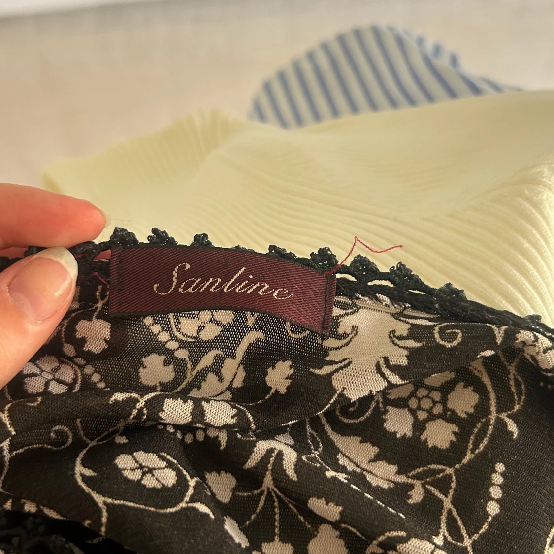 Svart blommig blus från Sanline - 2