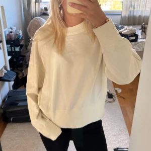 Vit bomullströja - Säljer en vit tröja i mjuk bomull med rund halsringning och breda muddar vid ärmslut och nederkant.  Långärmad modell som är enkel att matcha med det mesta.