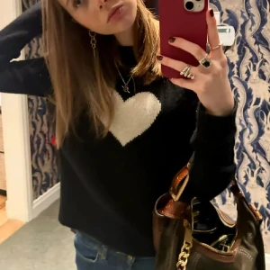 Tröja Zadig & Voltaire - Så så fin Kashmir tröja från Zadig & Voltaire. Strl xs🫶🏻 i jättebra skick🥰 denna är Såå cool och mysig, perfekt till hösten😍🩷