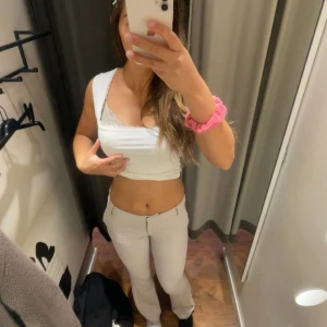 Ljusbeige kostymbyxor  - Lågmidjade kostymbyxor från Bikbok storlek 36