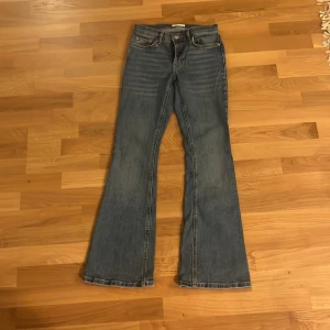 Blå bootcut jeans från Perfect Jeans - Snygga blå jeans från Gina tricot i klassisk bootcut-modell. Jeans med fickor, normal midja.💕💕