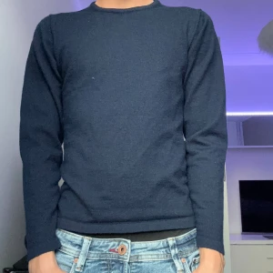 Mörkblå stickad tröja - En enkel och stilren mörkblå tröja från casual fridays. Är ca 176 och den är för liten för mig, skulle säga att den passar runt 165-173 ish. Skriv gärna vid frågor eller mer bilder!