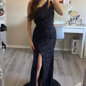 Långklänning  - Helt ny lång marinblå klänning. Snörning i ryggen. Justerbara axelband. XS