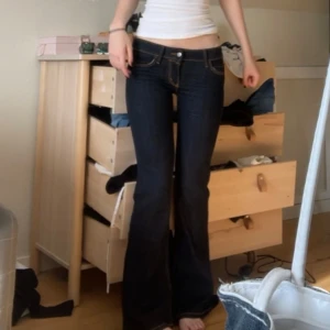 Mörkblå bootcut jeans med låg midja Cheap Monday  - Säljer ett par mörkblå jeans med snygg bootcut och låg midja. Från weekday, märket Cheap Monday 