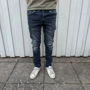 Jack & Jones - Jack & Jones jeans - Modell: Slim fit/ Glenn - Storlek: W28/L32 - skick: 9/10 - Nypris runt 1000kr