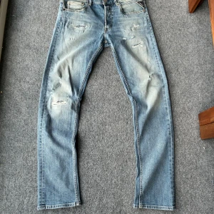Replay Jeans - Replay Jeans i modell Straight Fit med slitningar  Toppkvalite på dessa snygga jeans  31W 32L Ge gärna ett prisförslag🙌