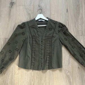 Mörkgrön blus från Zara strl S - Militär grön blus från Zara i strl S. Jätte fina mönster på hela blusen med knappar framtill. Använd fåtal gånger 💗
