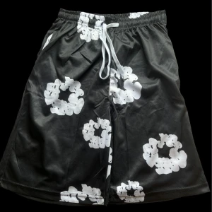 Denim tears shorts  - Hej, säljer ett par endast testar denim tears shorts som är i princip helt nya. Skriv till mig vid frågor om shortsen 