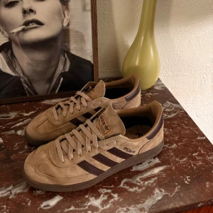 Adidas spezial  - Säljer dessa i storlek 43 2/3 fits 43! Skon är i mycket bra skick, köpt för nån vecka sedan på jd sport i Stockholm! Perfekt sko nu till hösten